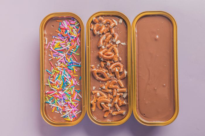 נמסיס עוגת שוקולד מושחתת עם מגוון תוספות לבחירה